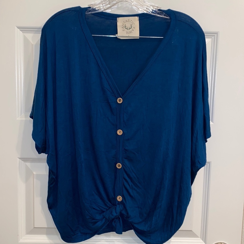 FANTASTIC Fawn Sz S Short Sleeve Top Blouse V Neck, Faux Buttons, Tie Knot Blue